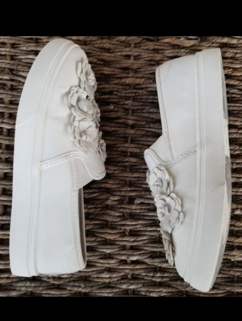 Big Kids' WHITE Leather-Like Sneaker (Girls Sz 2) Tennis Shoes W/ Floral Accent